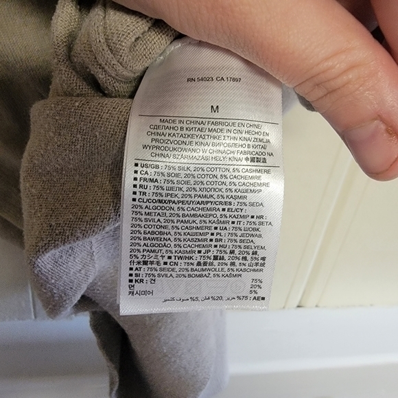 Banana‎ Republic Luxery Blend Sweater - Picture 4 of 5